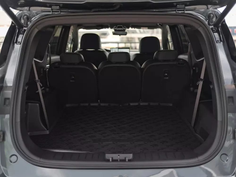 Khoang hành lý của Geely Okavango 