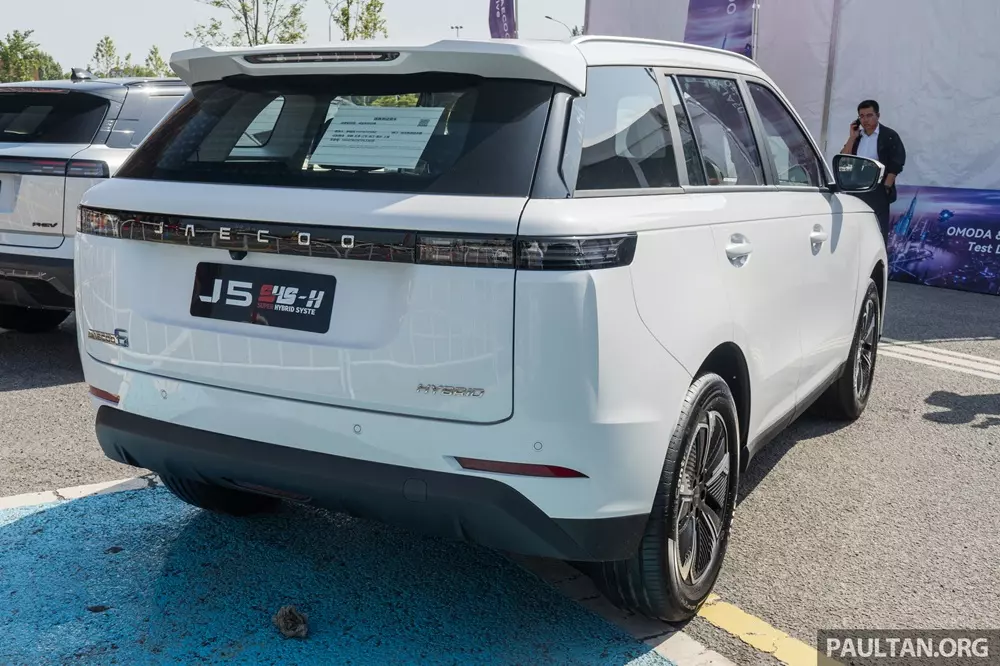 Trên cửa cốp sau của Jaecoo J5 SHS-H còn có logo Hybrid mới