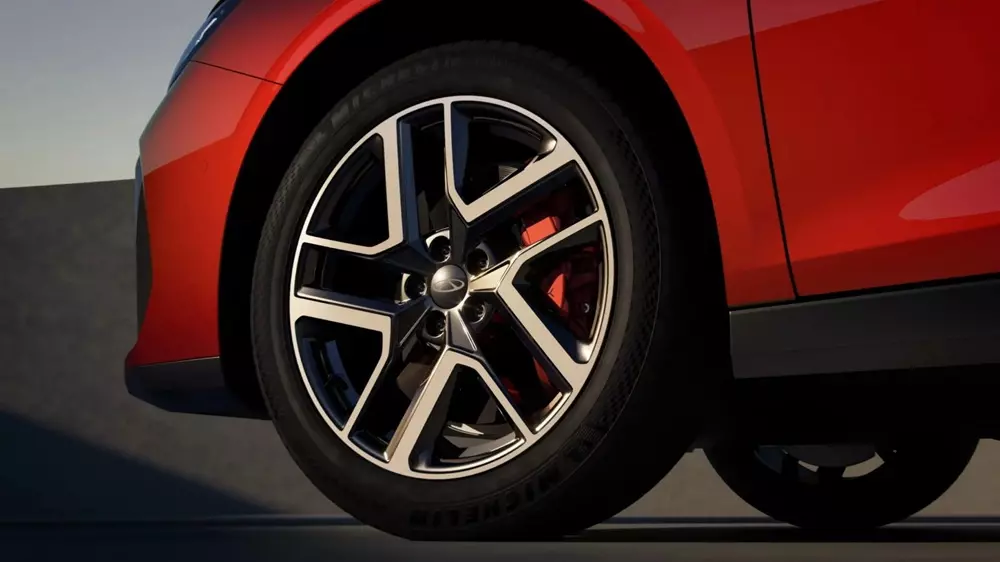 Mâm 5 chấu kép khỏe khoắn của Chery Arrizo S với cùm phanh màu đỏ phía sau