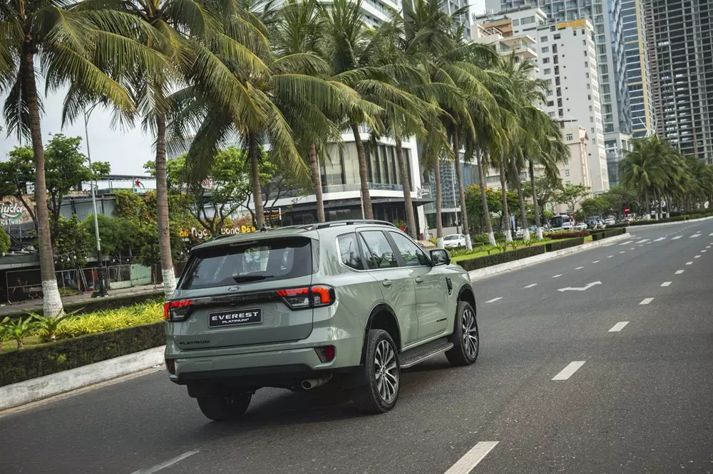 Bản Platinum+ đánh dấu việc dòng xe Ford Everest ở Việt Nam cuối cùng cũng đã có tùy chọn máy xăng