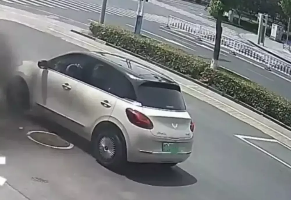Khói bốc lên từ khu vực đầu xe của chiếc Wuling Bingo
