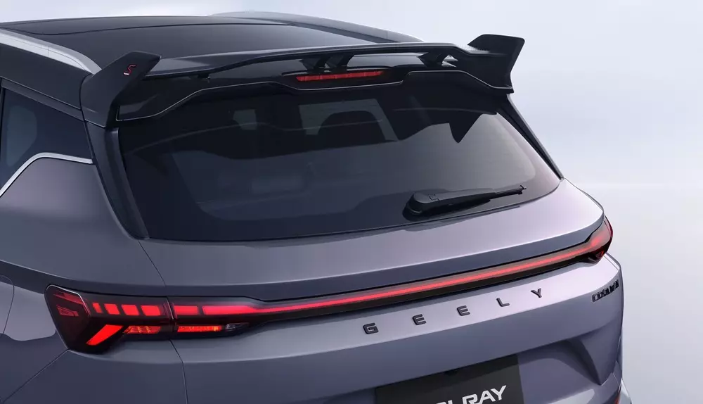 Cánh gió mui ở bản cao cấp của Geely Coolray 2026