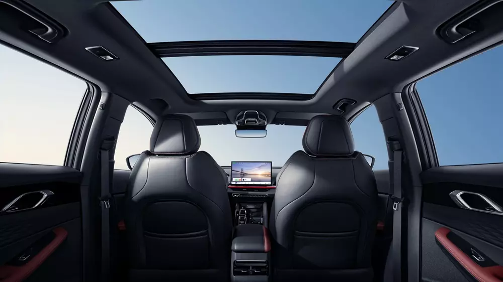 Geely Coolray 2026 được trang bị cửa sổ trời toàn cảnh