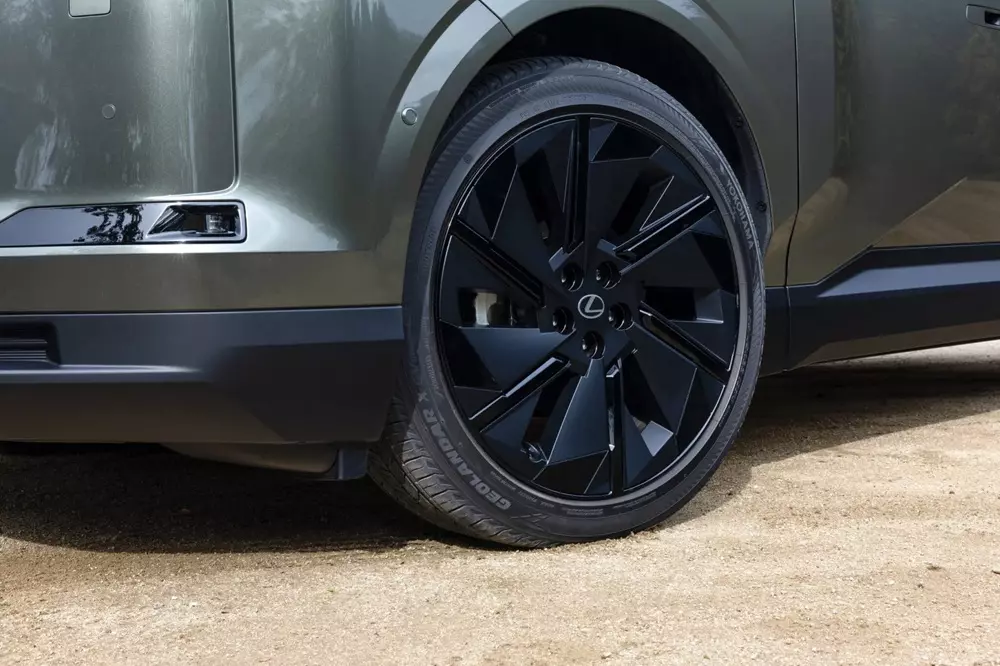 Lexus TZ 2027 có thể dùng mâm 20 inch hoặc 22 inch