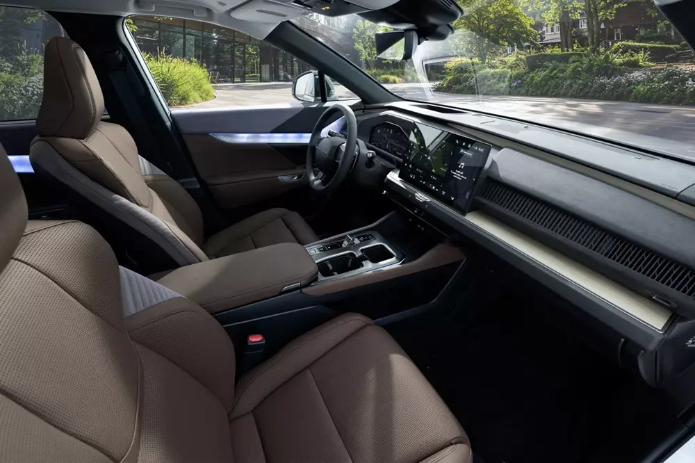 Hàng ghế trước của Lexus TZ 2027