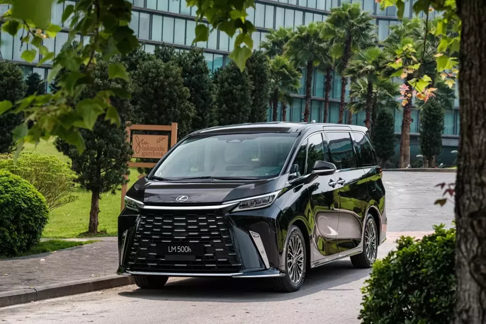 Chuyên cơ mặt đất Lexus LM được giảm giá niêm yết đến 320 triệu đồng ở Việt Nam