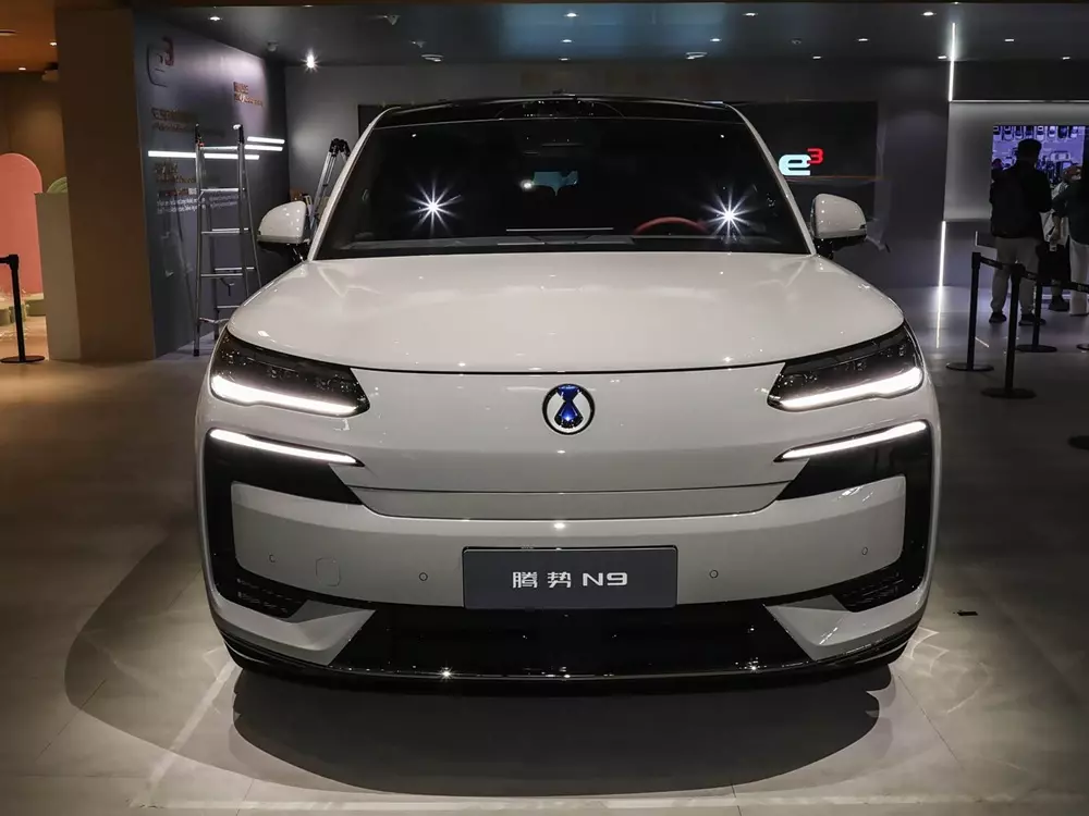 BYD Denza N9 Flash Charging Edition sở hữu đầu xe đóng kín và hệ thống đèn trước 2 tầng