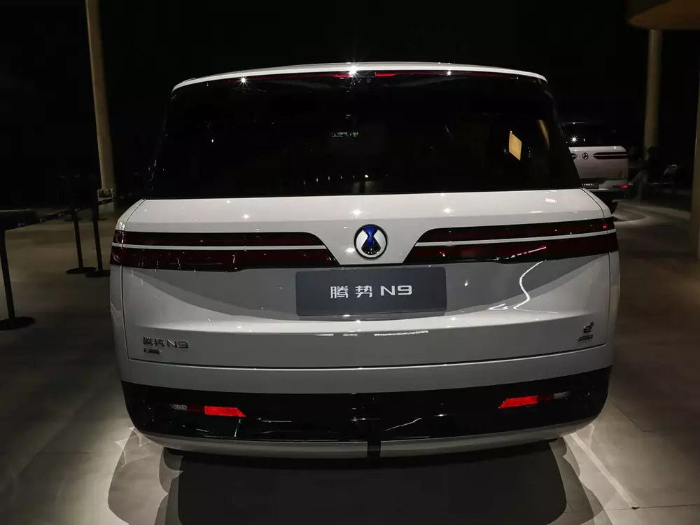 BYD Denza N9 Flash Charging Edition có thể chạy 420 km mà không tốn xăng