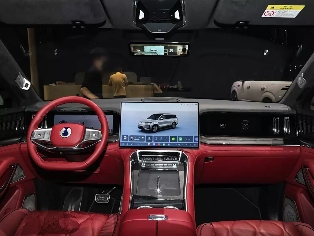 Khoang lái của BYD Denza N9 Flash Charging Edition