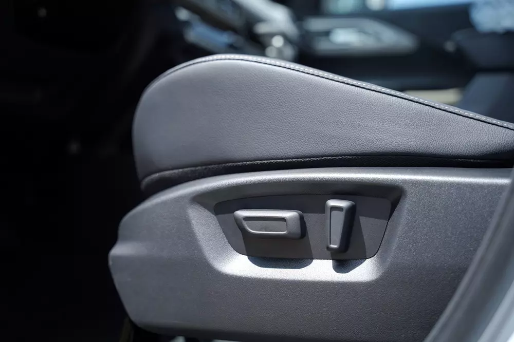 2 bản Luxury và Ultimate của Mitsubishi Xforce 2026 có thêm ghế lái chỉnh điện mới