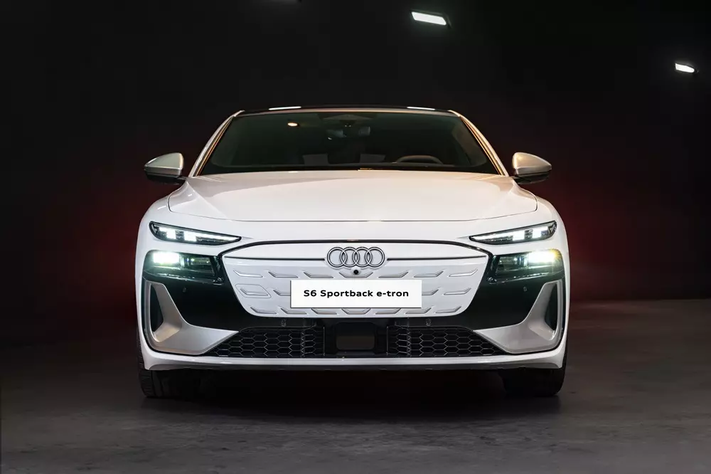 Cận cảnh khu vực ph&iacute;a trước của Audi S6 Sportback e-tron