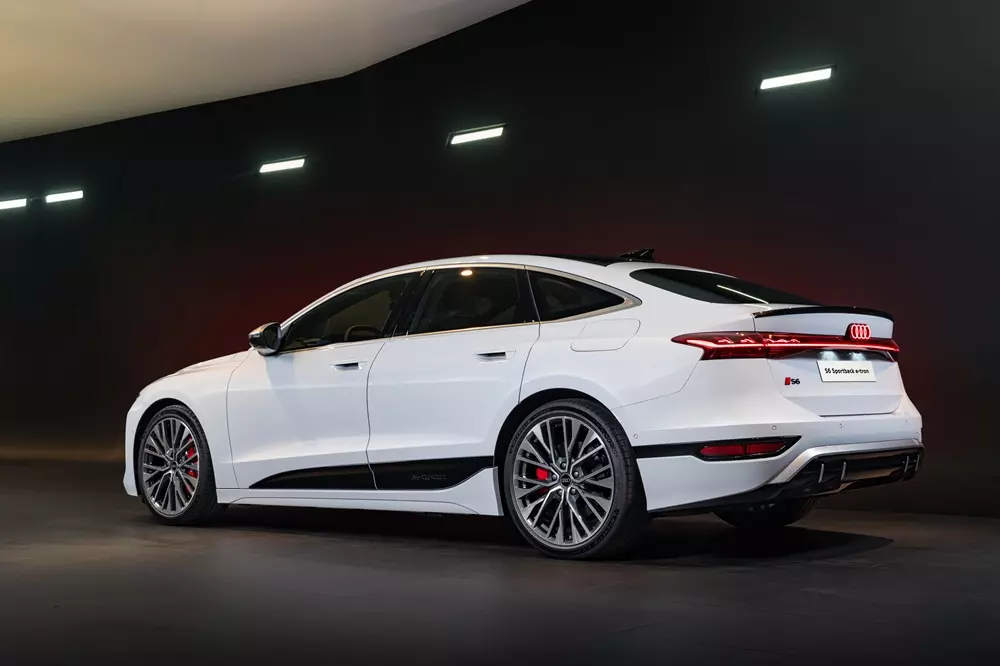 Audi S6 Sportback e-tron sở hữu thiết kế mượt m&agrave;