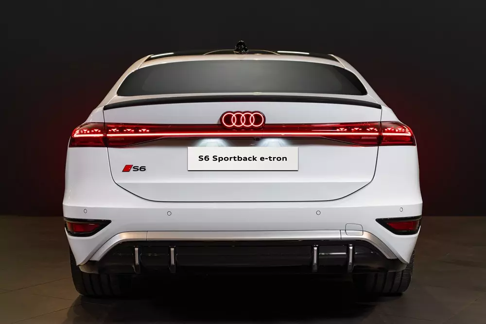 Audi S6 Sportback e-tron nh&igrave;n từ ph&iacute;a sau
