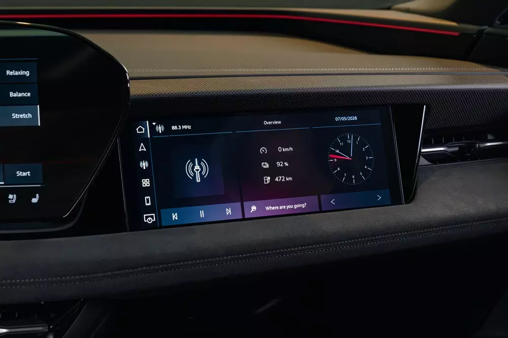 M&agrave;n h&igrave;nh giải tr&iacute; d&agrave;nh cho h&agrave;nh kh&aacute;ch ph&iacute;a trước của Audi S6 Sportback e-tron 