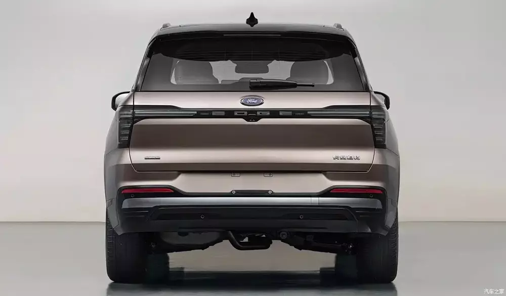 Khu vực phía sau của Ford Edge L 2027 được cải tiến nhẹ