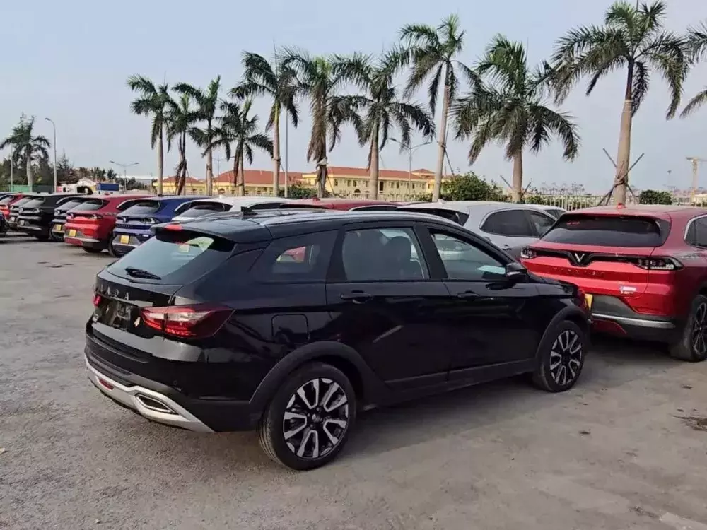 Lada Vesta SW Cross có khoảng sáng gầm ấn tượng Lada Vesta SW Cross có khoảng sáng gầm ấn tượng