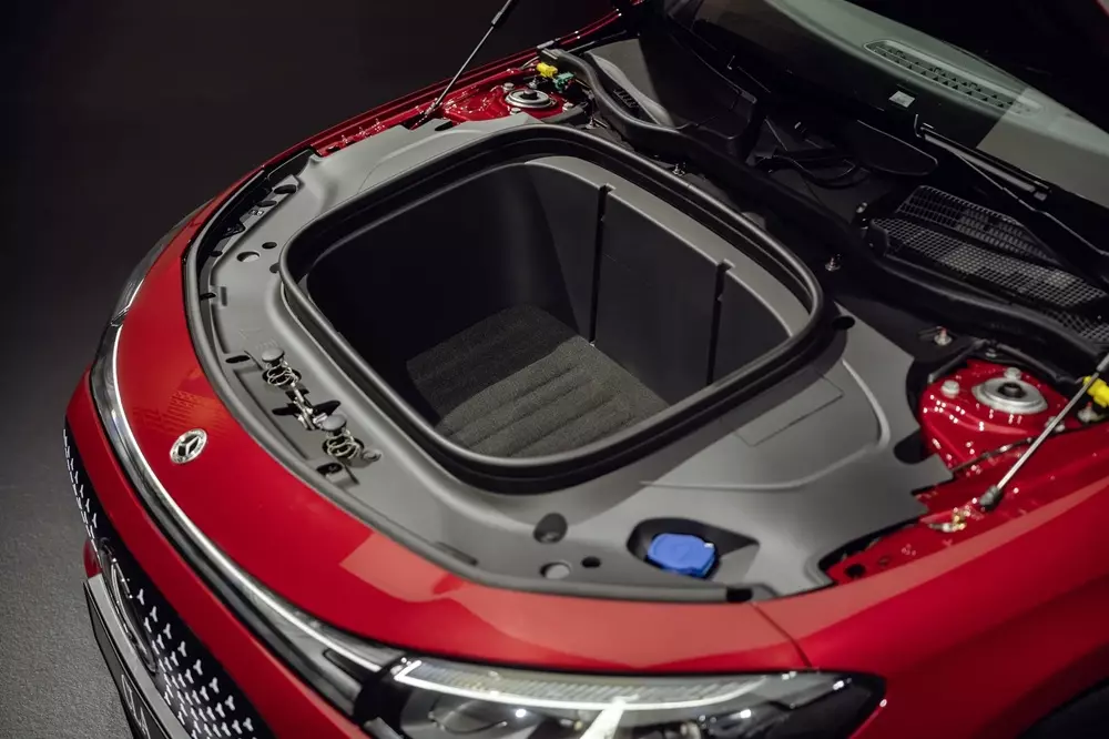 Cốp chứa đồ bên dưới nắp ca-pô của Mercedes-Benz CLA