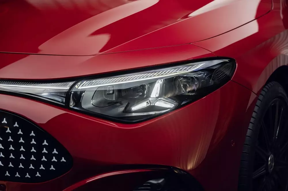 Đồ họa ngôi sao 3 cánh bên trong đèn pha của Mercedes-Benz CLA