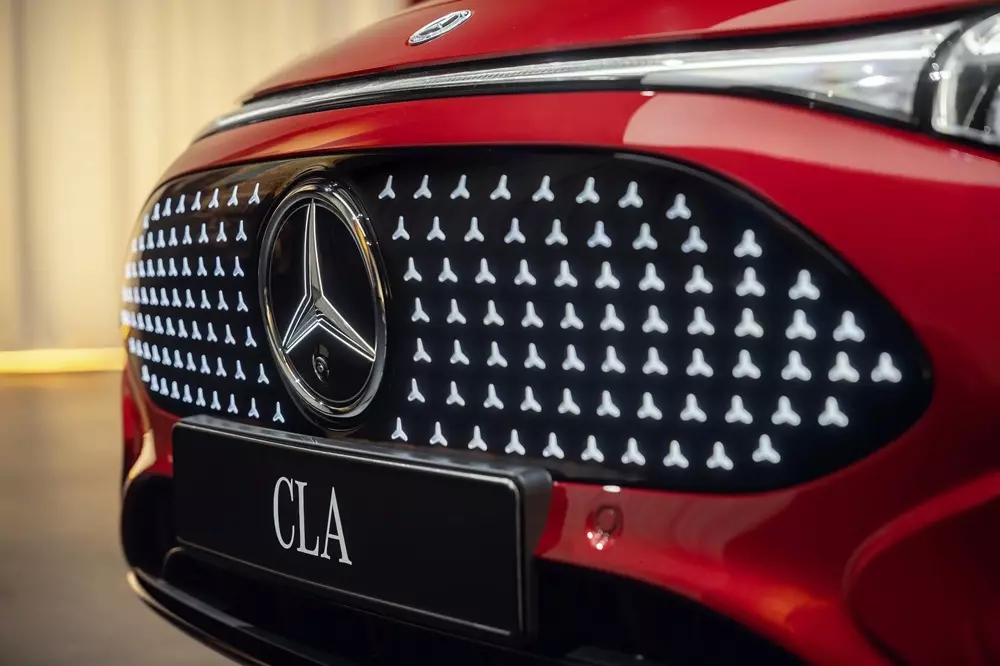 Cận cảnh lưới tản nhiệt với 142 ngôi sao 3 cánh phát sáng của Mercedes-Benz CLA