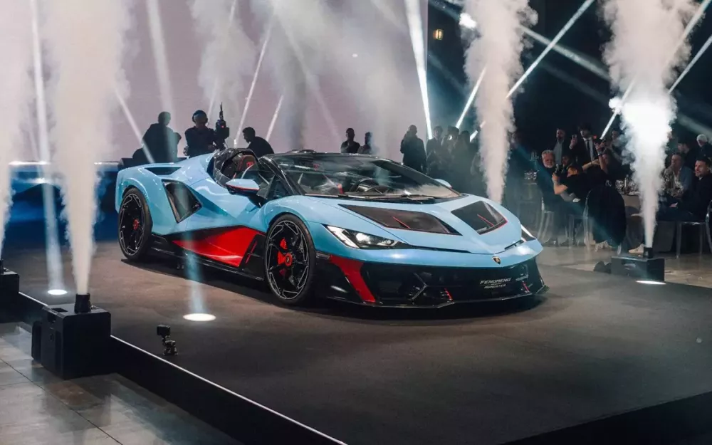 Lamborghini Fenomeno Roadster là phiên bản mui trần của mẫu xe coupe đã ra mắt năm ngoái