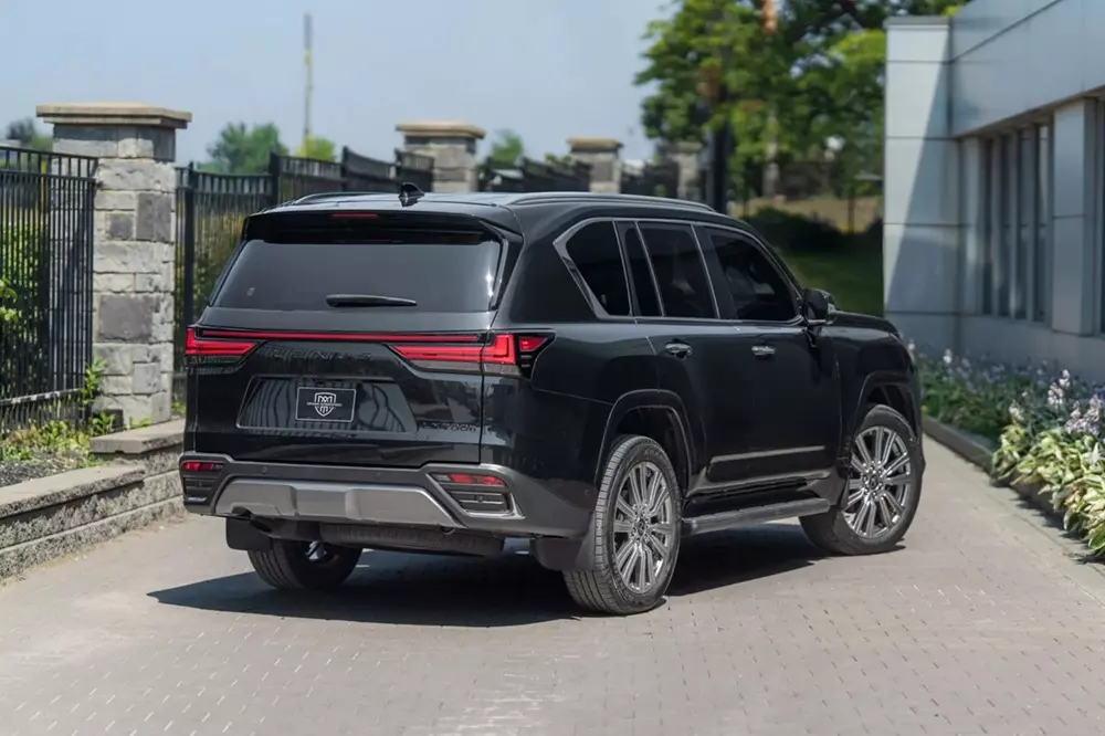 Chiếc Lexus LX 700 bọc thép này trông không khác gì bản thường