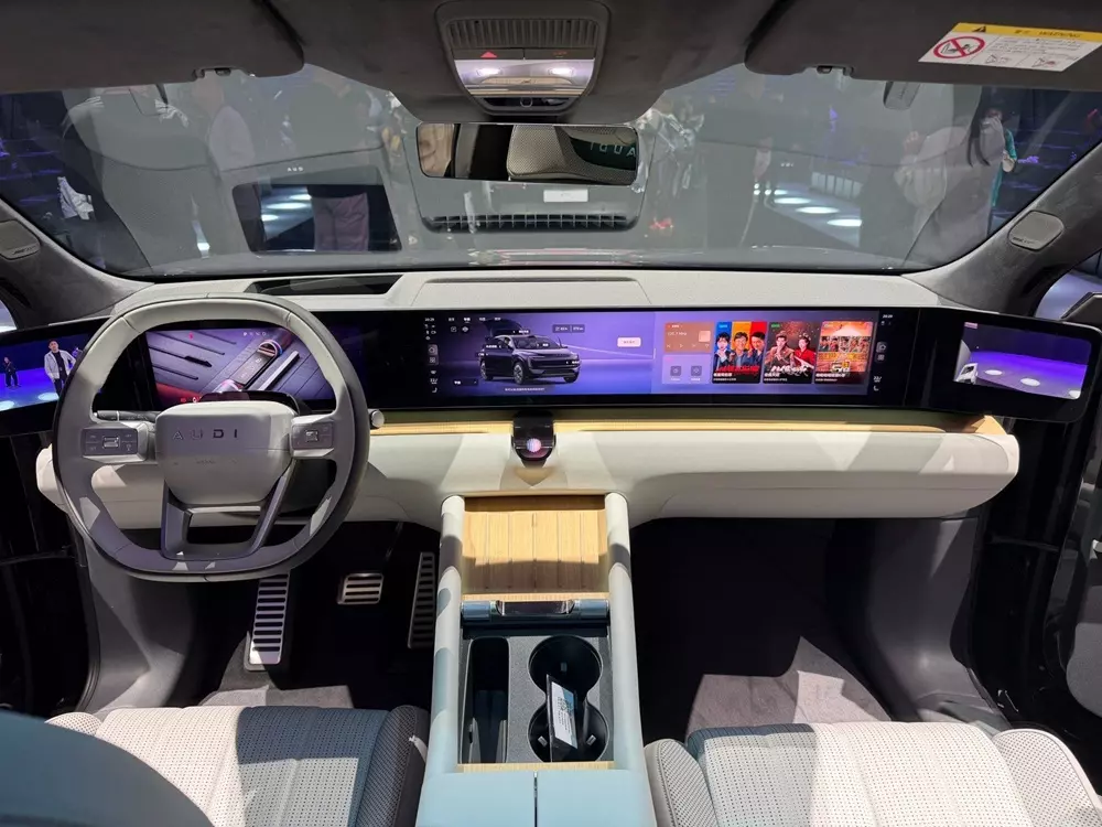 Khoang lái của AUDI E7X tràn ngập màn hình Khoang lái của AUDI E7X tràn ngập màn hình
