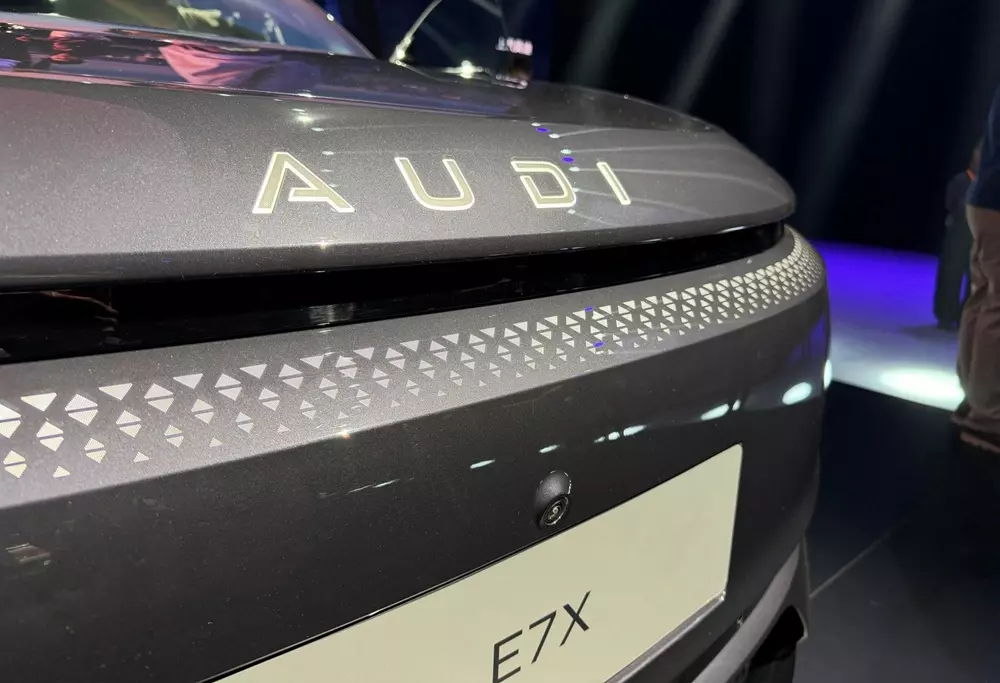 AUDI E7X được trang bị hệ thống đèn ấn tượng AUDI E7X được trang bị hệ thống đèn ấn tượng
