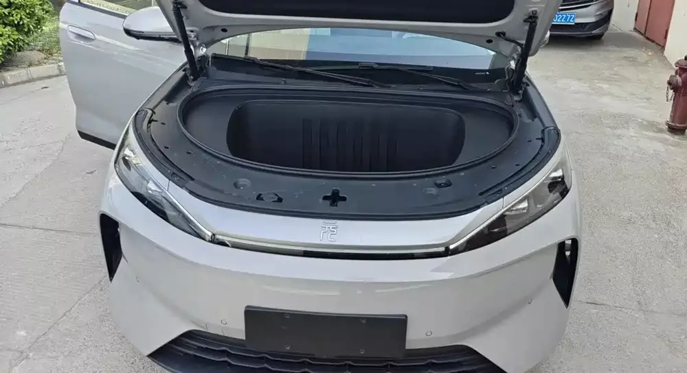 Ngăn chứa đồ bên dưới nắp ca-pô của BYD Atto 3 2026