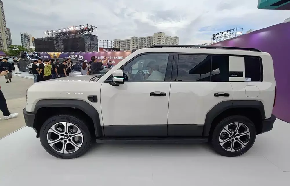 Denza B5 Flash Charge Edition khi nhìn ngang sườn