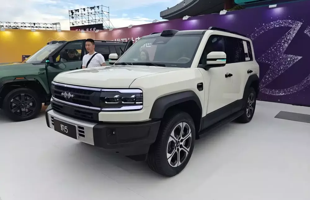 SUV cỡ trung BYD Denza B5 ra mắt phiên bản sạc siêu nhanh trong 9 phút, có khả năng chạy chỉ bằng 3 bánh