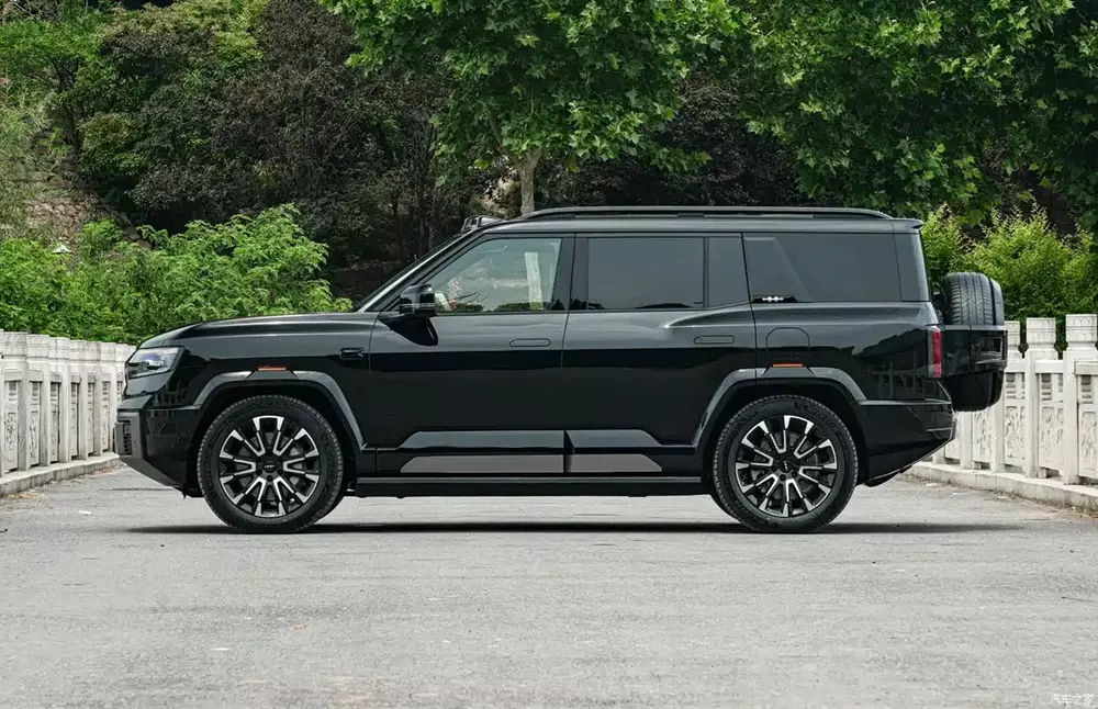 Denza B8 Flash-Charge Edition sở hữu thiết kế đậm chất off-road