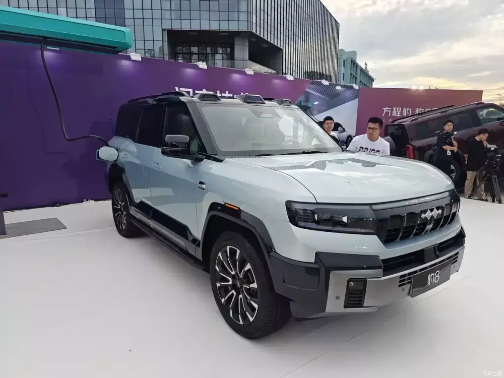 BYD vén màn phiên bản mới của SUV cỡ lớn Denza B8