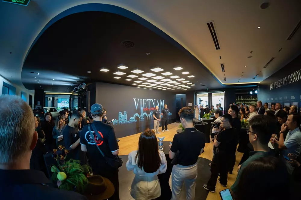 Mercedes-Benz đi vòng quanh thế giới 140 Years. 140 Places. chính thức đến Việt Nam