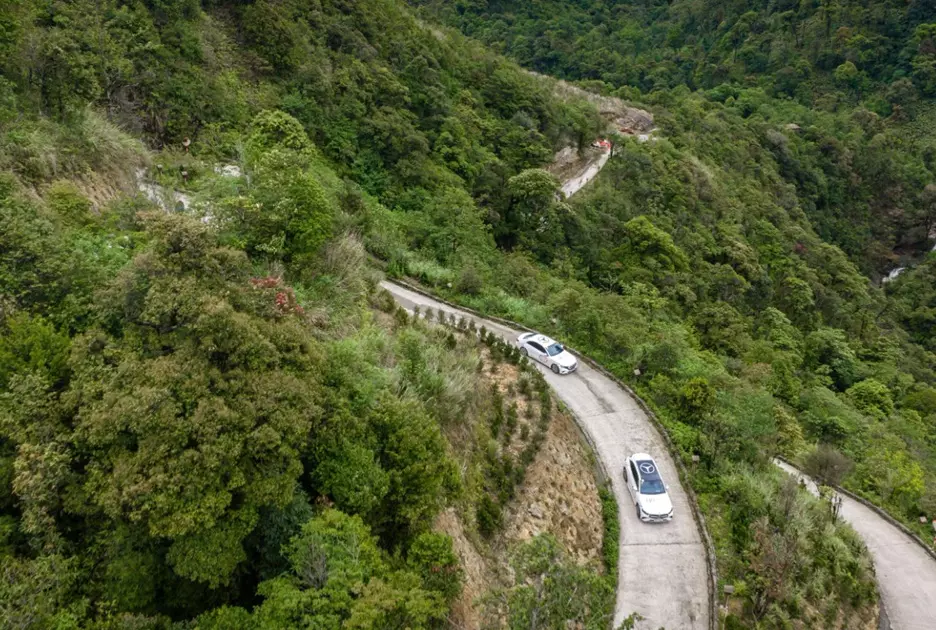 Đoàn hành trình trên cung đường ở Sapa