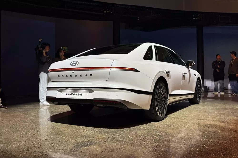 Đèn hậu của Hyundai Grandeur 2026 có thiết kế tương đồng với đèn trước