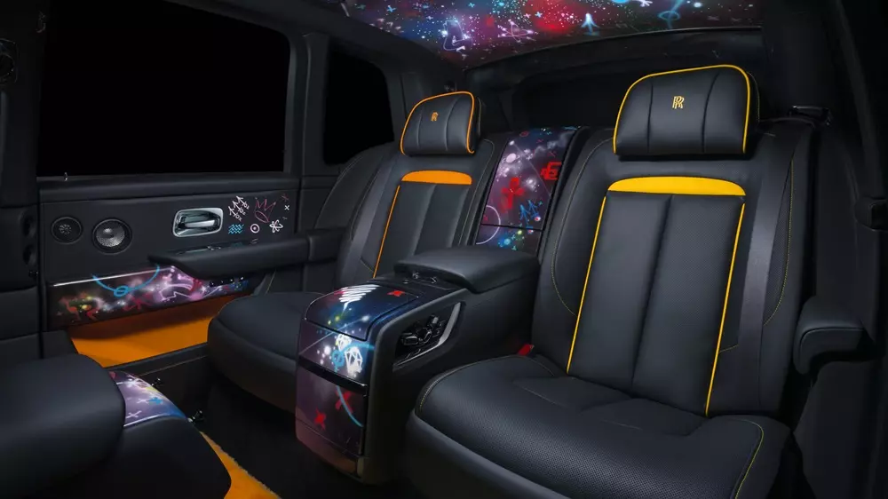 Mỗi chiếc Rolls-Royce Black Badge Cullinan by Cyril Kongo được hoàn thiện bằng nhiều kỹ thuật, từ bọt biển, súng phun sơn đến cọ vẽ