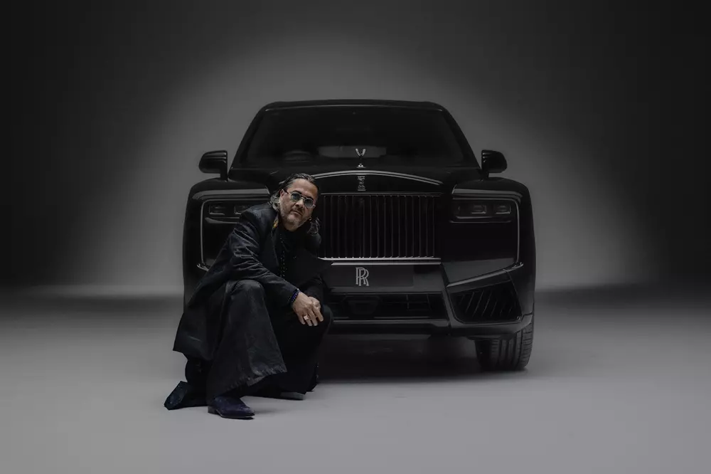 Cyril Kongo bên chiếc Rolls-Royce Black Badge Cullinan do mình thiết kế