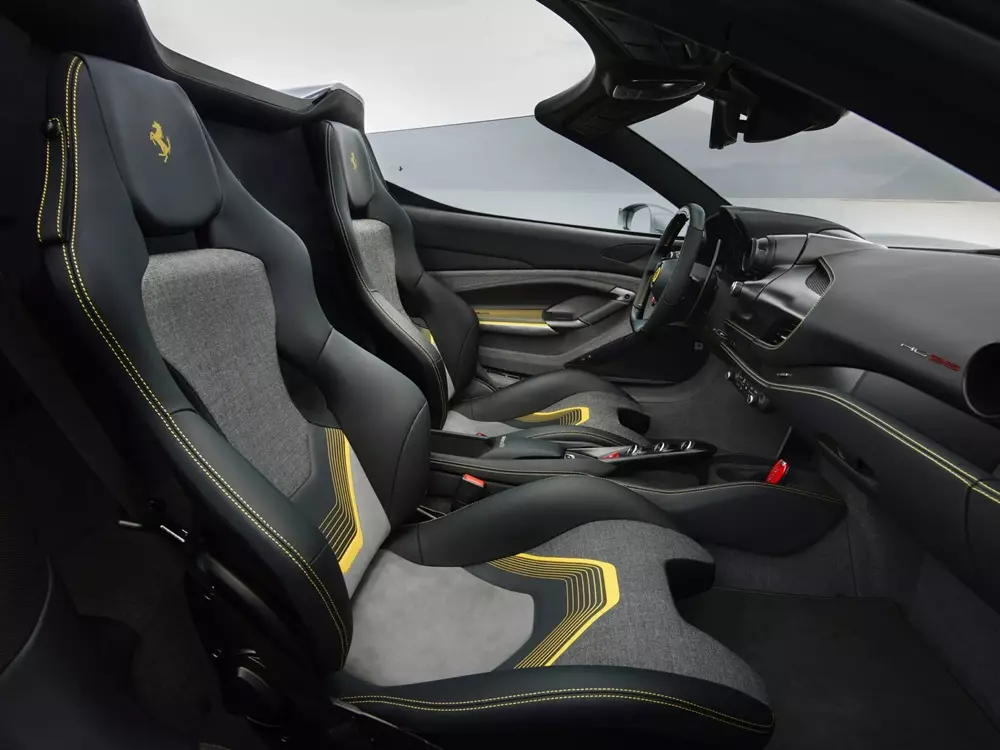 Ghế của Ferrari HC25 có những điểm nhấn màu vàng