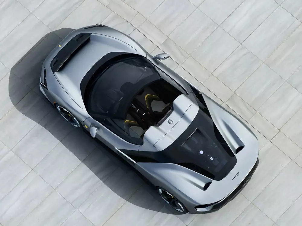 Ferrari HC25 có một dải sơn đen chạy ngang toàn bộ thân xe