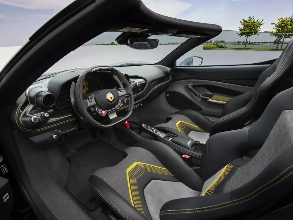 Khoang lái của Ferrari HC25