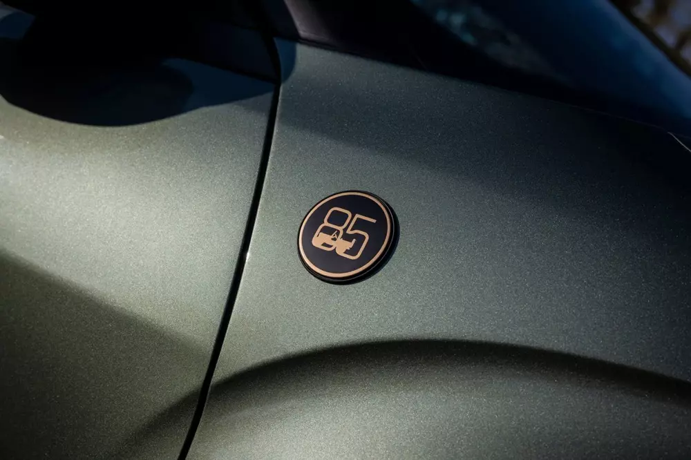 Logo trên chắn bùn trước của Jeep Avenger 85th Anniversary Edition 2026