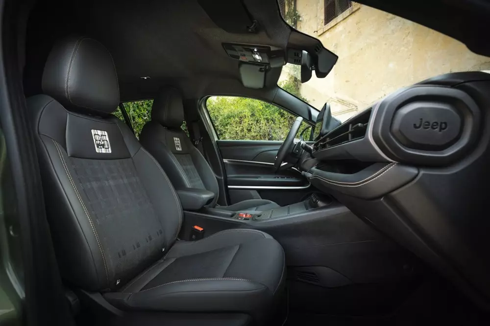 Ghế trước của Jeep Avenger 85th Anniversary Edition 2026.