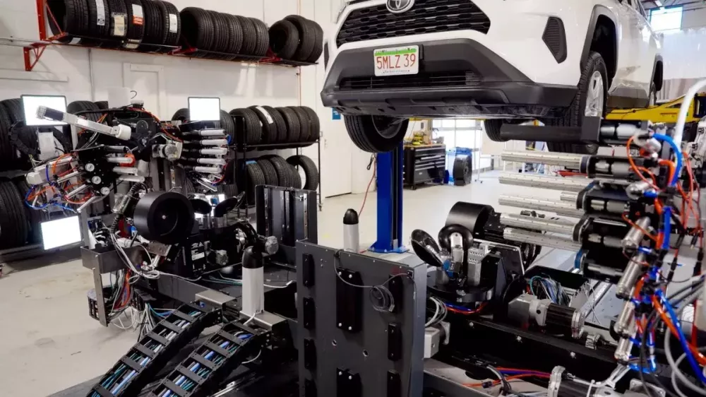SmartBay của Automated Tire Inc. sử dụng trí tuệ nhân tạo và robot để thay lốp, cân bằng bánh xe và kiểm tra phương tiện với mức độ giám sát tối thiểu từ con người. SmartBay của Automated Tire Inc. sử dụng trí tuệ nhân tạo và robot để thay lốp, cân bằng bánh xe và kiểm tra phương tiện với mức độ giám sát tối thiểu từ con người.