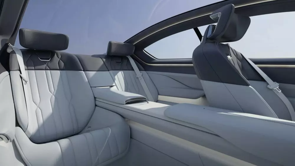 Hai ghế sau của Vision BMW Alpina được ngăn cách bằng bệ tì tay nối liền với phía trước Hai ghế sau của Vision BMW Alpina được ngăn cách bằng bệ tì tay nối liền với phía trước
