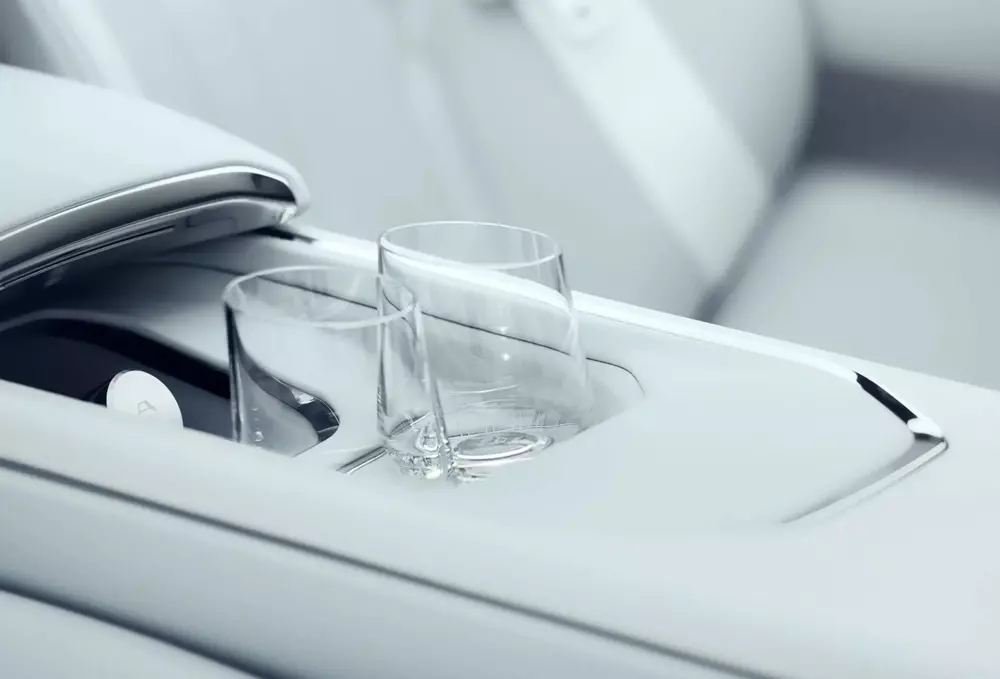 Bộ ly pha lê có thể tự động nâng lên từ bệ tì tay trung tâm của Vision BMW Alpina Bộ ly pha lê có thể tự động nâng lên từ bệ tì tay trung tâm của Vision BMW Alpina