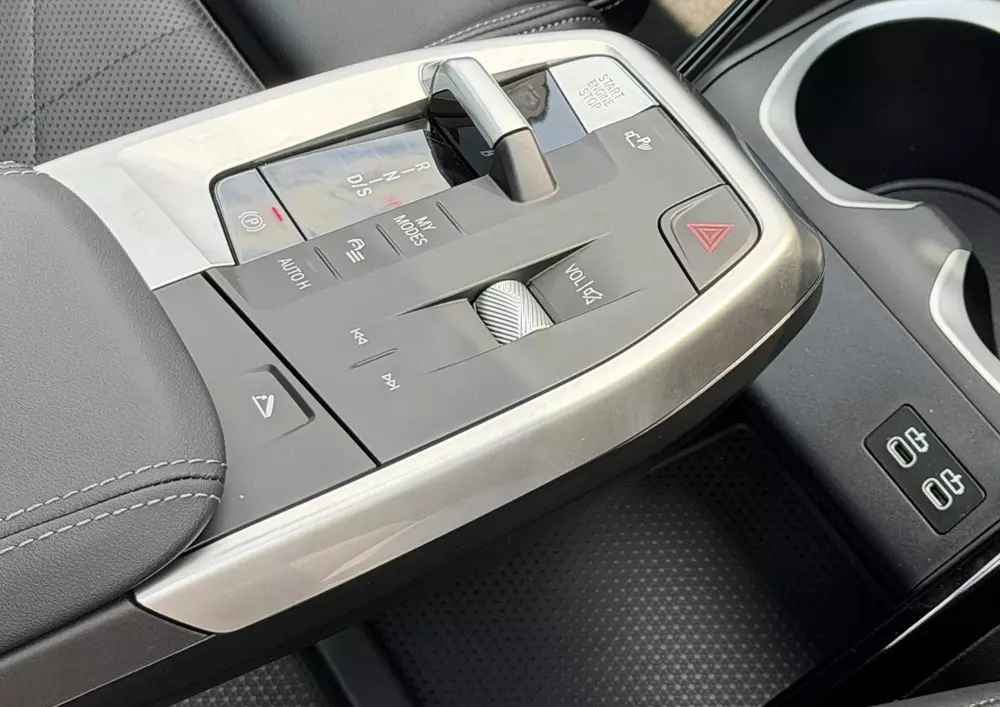 BMW X1 thế hệ mới được trang bị bệ tì tay dạng nổi mới BMW X1 thế hệ mới được trang bị bệ tì tay dạng nổi mới