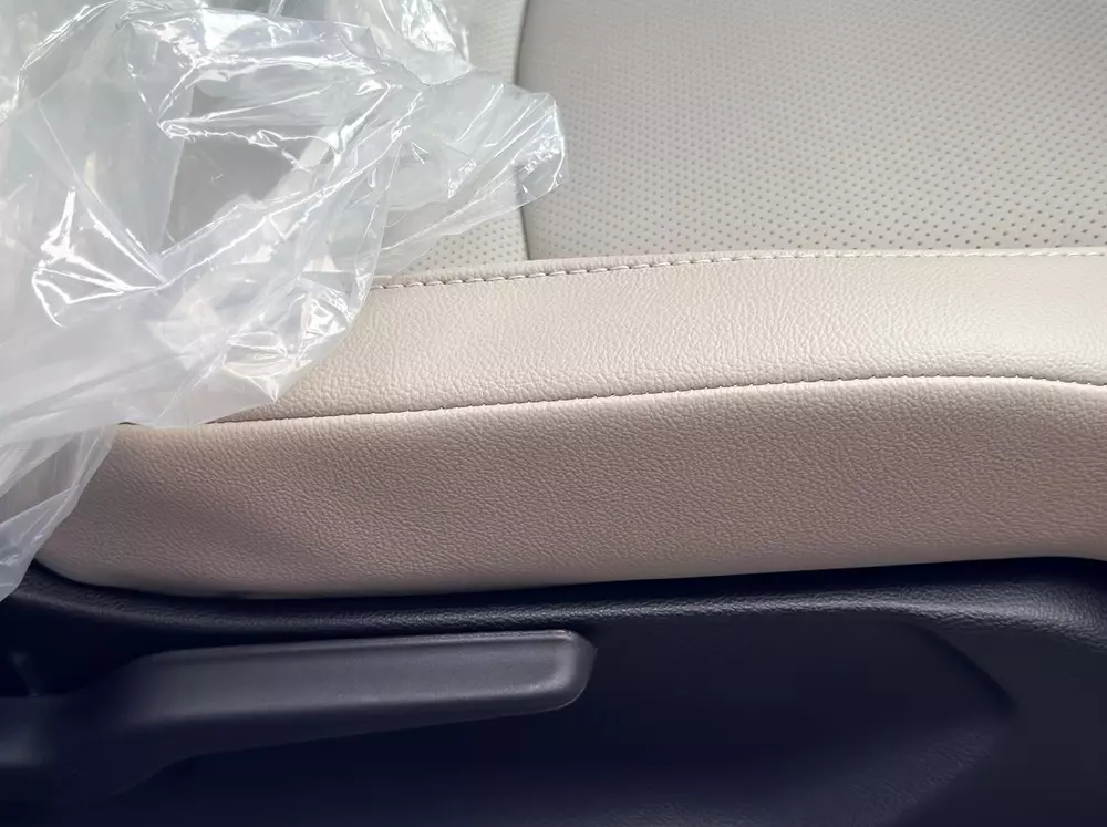 Ghế của Honda City 2026 được bọc bằng da đục lỗ màu sáng