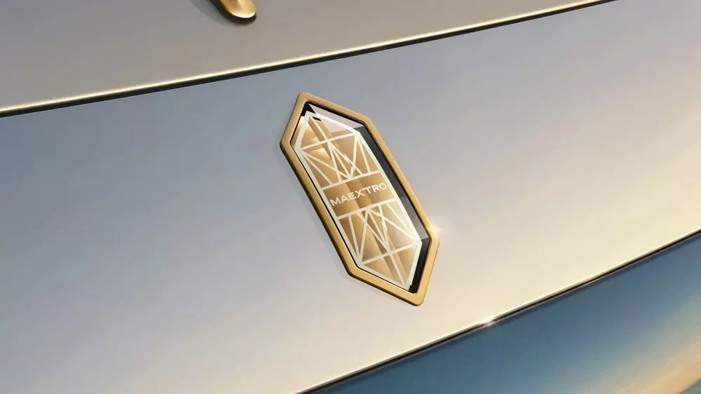 Maextro S800 Grand Design có hàng loạt chi tiết mạ vàng như logo Maextro S800 Grand Design có hàng loạt chi tiết mạ vàng như logo