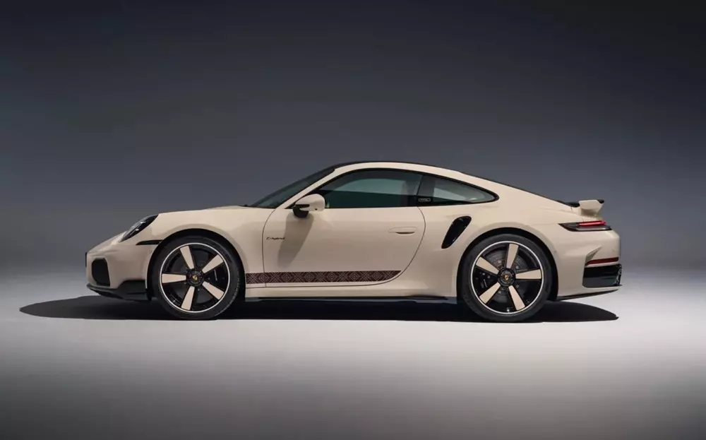 Porsche 911 Turbo S Sadu Edition sở hữu ngoại thất màu trắng kem phối đen bóng Porsche 911 Turbo S Sadu Edition sở hữu ngoại thất màu trắng kem phối đen bóng