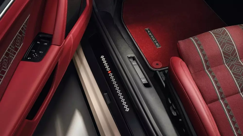 Ốp bậc cửa phát sáng của Porsche 911 Turbo S Sadu Edition Ốp bậc cửa phát sáng của Porsche 911 Turbo S Sadu Edition